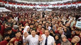 Ketua Umum Partai Gerindra Prabowo Subianto saat bersama Masyarakat. (Facbook.com/@Prabowo Subianto)
