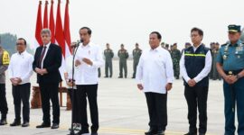 Menteri Pertahanan Prabowo Subianto mendampingi Presiden Joko Widodo (Jokowi) melepas bantuan kemanusiaan Indonesia untuk Palestina di Lanud Halim Perdanakusuma. (Dok. Tim Media Prabowo Subianto)

