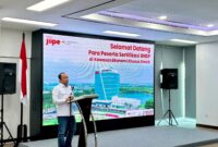 Foto Anggota BNSP, Miftakul Azis, memberikan sambutan saat pembukaan program sertifikasi kompetensi di KEK Jiipe Gresik, Rabu (4/9/2024). (Doc.Ist)