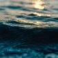 Ombak malam Laut Sulawesi tenang pascagempa Bitung 5,7M yang aman dari tsunami. (Pixabay.com/PublicCo)
