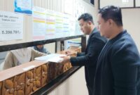 Kuasa hukum DPS menyerahkan berkas permohonan mediasi tripartit kepada petugas loket Dinas Ketenagakerjaan Kota Jakarta Selatan, Kamis (20/8/2026), setelah upaya penyelesaian lewat mekanisme bipartit dengan PT NIL menemui jalan buntu. (Foto: Dok. Kuasa Hukum DPS)