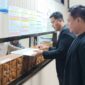 Kuasa hukum DPS menyerahkan berkas permohonan mediasi tripartit kepada petugas loket Dinas Ketenagakerjaan Kota Jakarta Selatan, Kamis (20/8/2026), setelah upaya penyelesaian lewat mekanisme bipartit dengan PT NIL menemui jalan buntu. (Foto: Dok. Kuasa Hukum DPS)